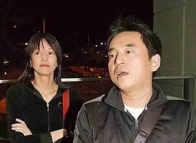 58歲呂方活的不如狗！被鄭裕玲包養軟飯硬吃12年，轉頭娶小16歲嬌妻生下一子，隱瞞多年妻子真面目曝光徹底崩潰！