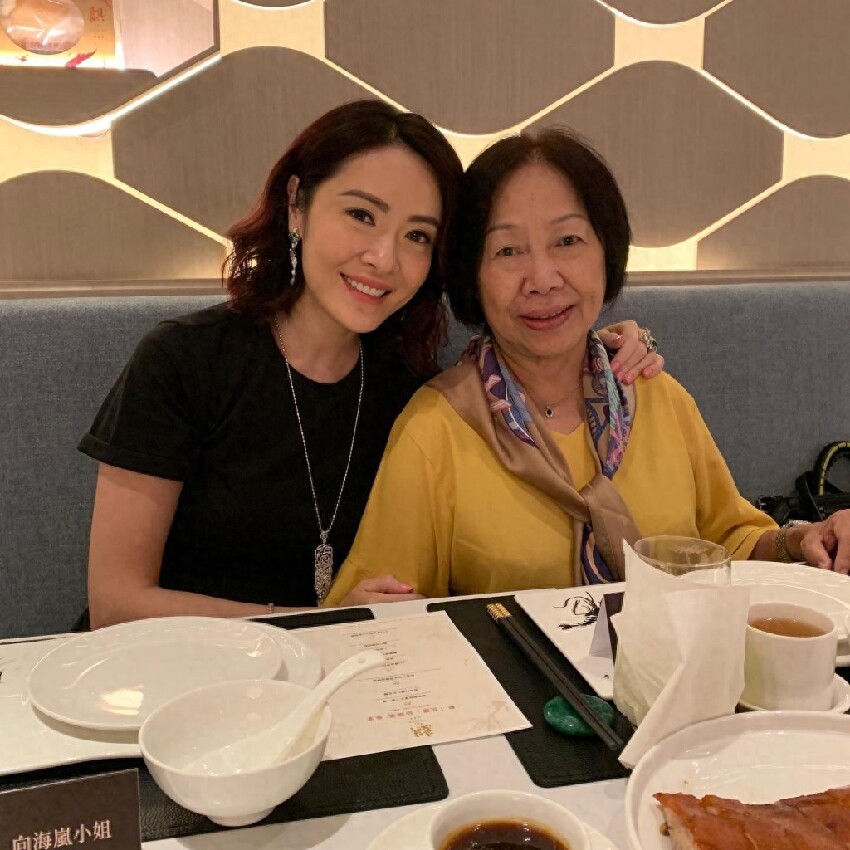 前港姐冠軍近況曝光,經歷多段戀愛都沒結果,51歲至今還沒結婚