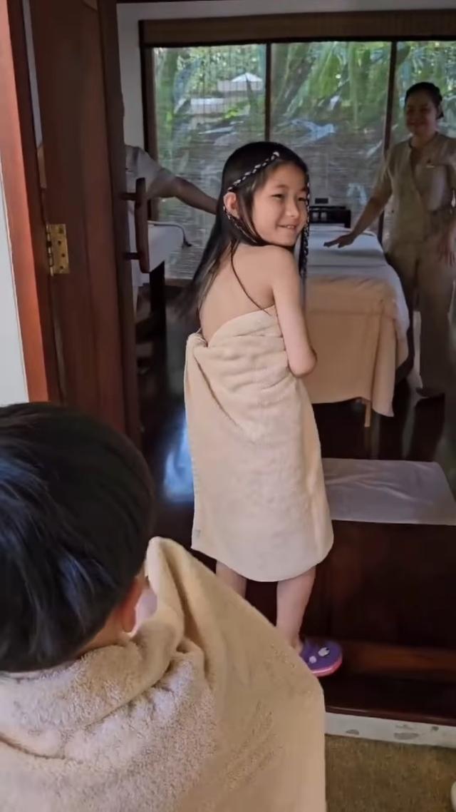 鍾嘉欣帶子女泰國做Spa！8歲大女兒文靜又害羞，妹妹活潑性格兩極