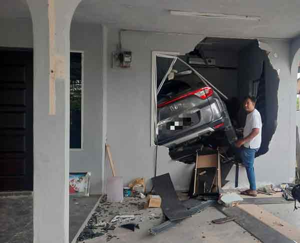 剛出門 休旅車飛撞入屋廠工、孕妻、2兒避一劫