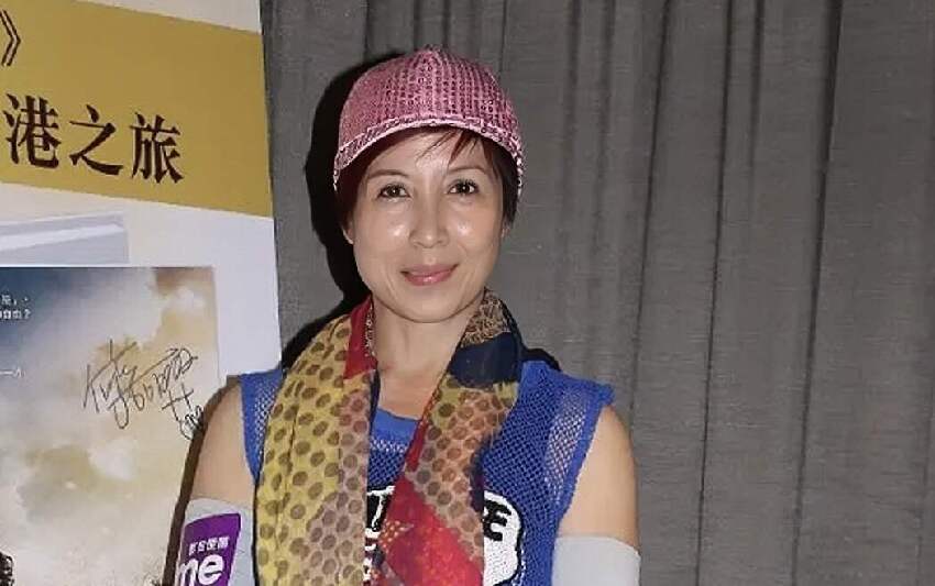 香港知名女星退圈多年罕見現身,妹妹患癌離世,在父親臨終前和解