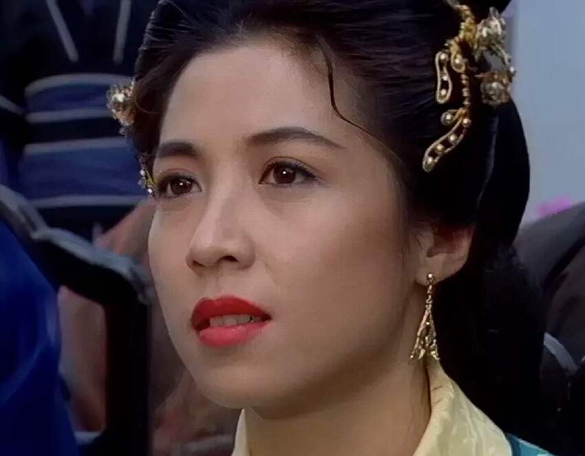 香港知名女星退圈多年罕見現身,妹妹患癌離世,在父親臨終前和解