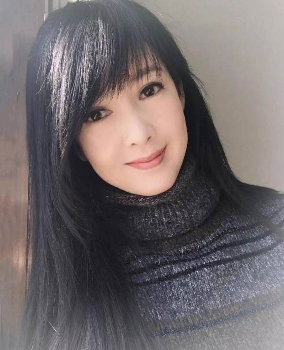 同樣是「女神」，56歲周慧敏對比58歲溫碧霞：誰美的更顯得自然，一覽無遺！