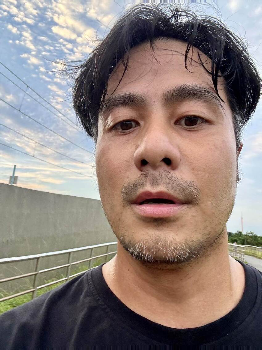 搭機突然劇痛！44歲郭彥甫「緊急送醫治療」病況曝光，醫生搖頭：「再晚兩小時就沒命...」