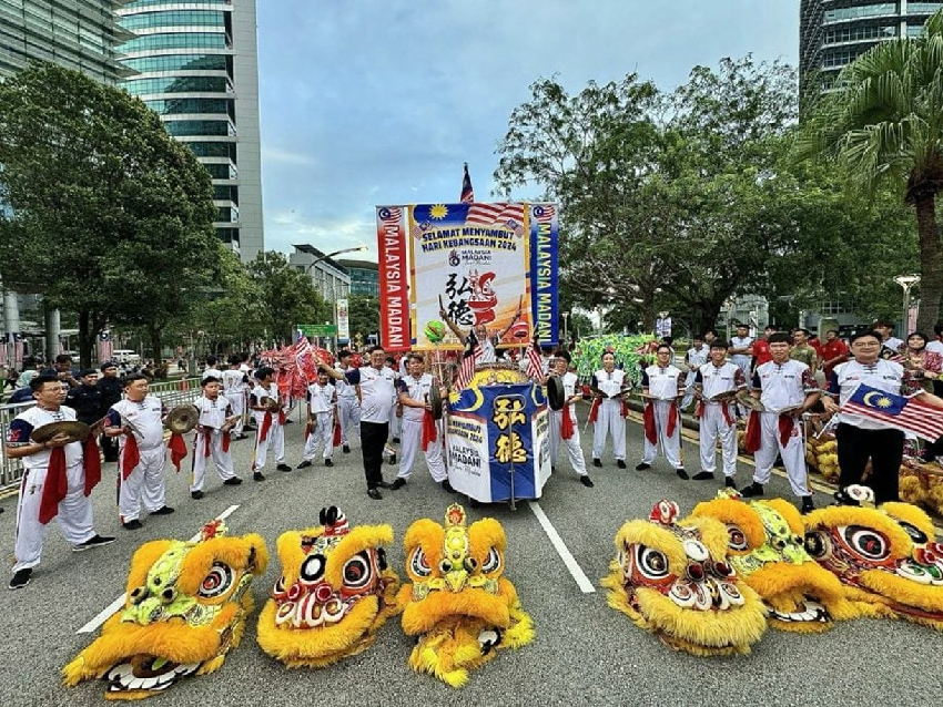 67年來第一次 國慶慶典舞獅舞龍 播中文歌