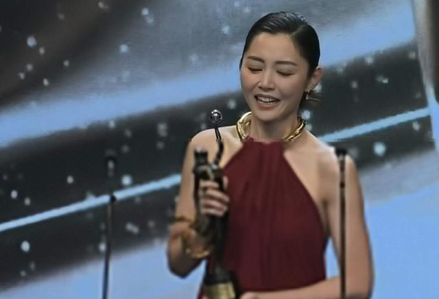 恭喜！香港知名女星獲金像獎影后，擺脫花瓶形象拿獎實至名歸