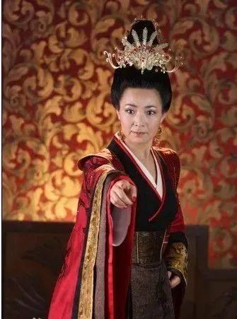 36歲憑《還珠格格》皇后爆紅！嫁老師恩愛34年無緋聞「今59歲美貌依舊」與女兒同框似姐妹