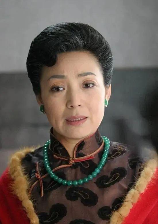 36歲憑《還珠格格》皇后爆紅！嫁老師恩愛34年無緋聞「今59歲美貌依舊」與女兒同框似姐妹