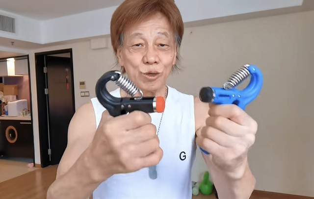 突傳噩耗！「火雲邪神」梁小龍去世，享年77歲，曾因愛國遭遇封殺