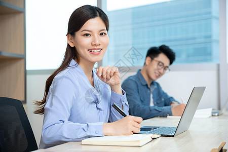 經常這樣對你的人，其實就是「看不起你」，別再深交了