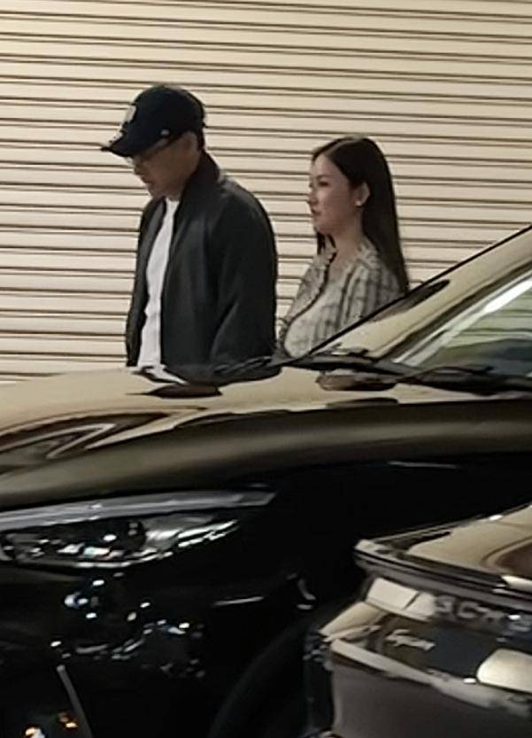 52歲劉愷威曝新戀情,與小女友牽手看演唱會,女方年輕漂亮氣質好