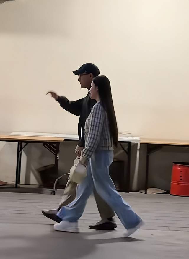 52歲劉愷威曝新戀情,與小女友牽手看演唱會,女方年輕漂亮氣質好