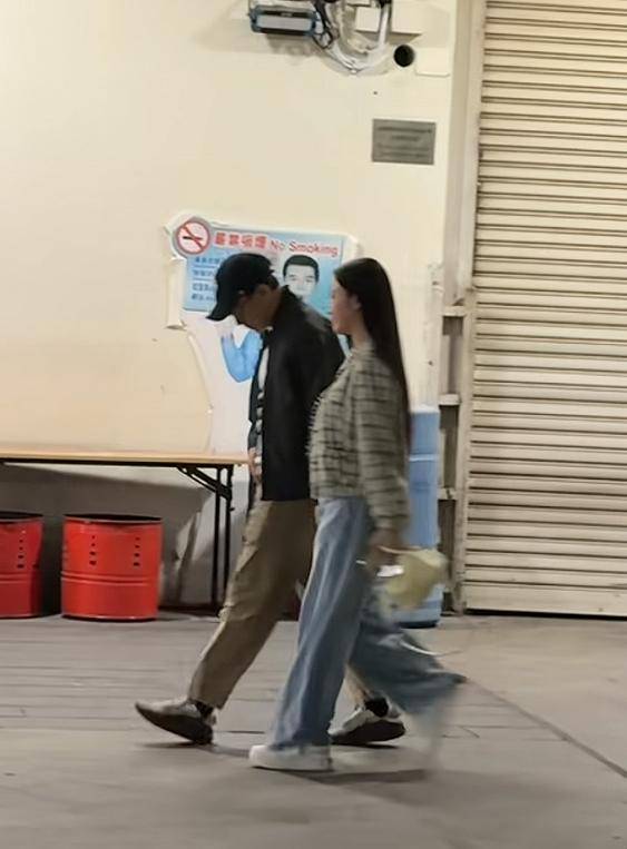 52歲劉愷威曝新戀情,與小女友牽手看演唱會,女方年輕漂亮氣質好