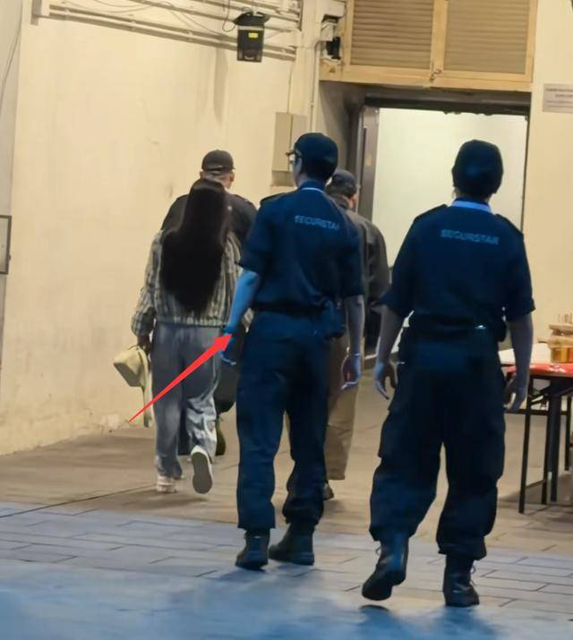 52歲劉愷威曝新戀情,與小女友牽手看演唱會,女方年輕漂亮氣質好
