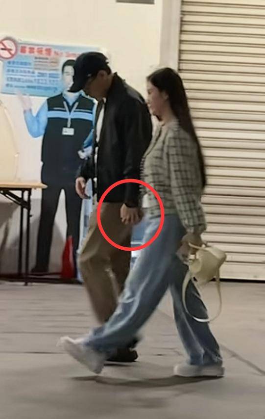 52歲劉愷威曝新戀情,與小女友牽手看演唱會,女方年輕漂亮氣質好