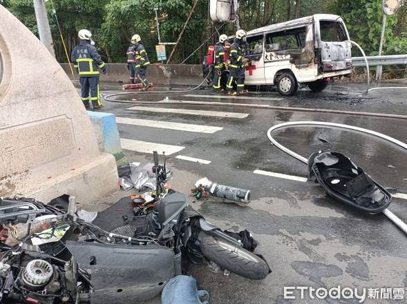 快訊／對撞機車！救護車卡橋墩爆炸起火，現場畫面曝，28歲騎士不治