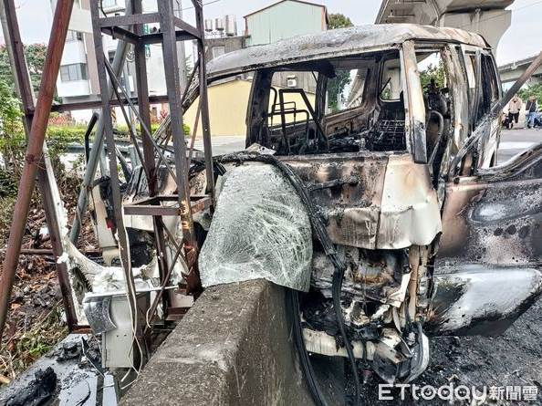 快訊／對撞機車！救護車卡橋墩爆炸起火，現場畫面曝，28歲騎士不治