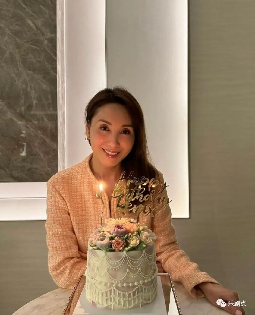 郭可盈53歲生日晒白滑美腿！臉蛋堪稱藝術品，13歲女兒顏值超父母