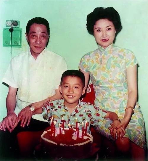 照片中這個小男孩是誰？提示：台灣音樂才子、巔峰時期碾壓「四大天王」