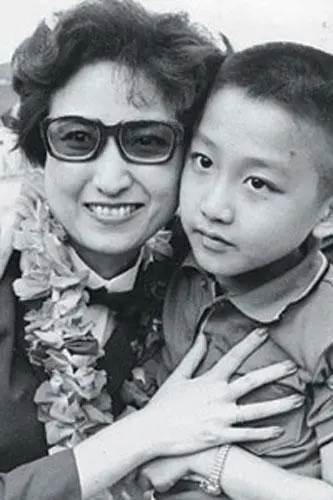 照片中這個小男孩是誰？提示：台灣音樂才子、巔峰時期碾壓「四大天王」