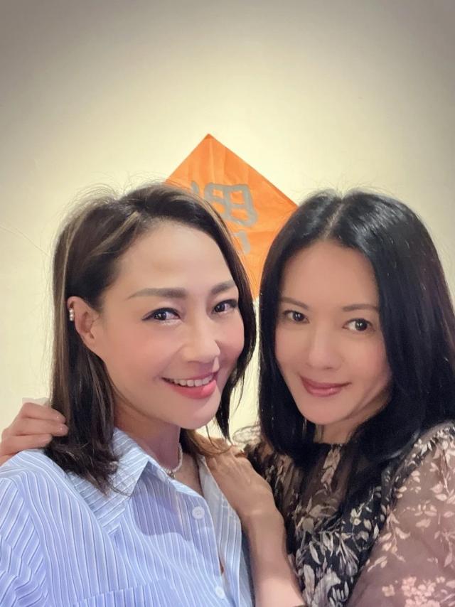 58歲李麗珍同框周美鳳，美得難分高下！兩人女兒同樣等比複製美貌