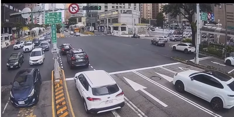 違規變道釀連環撞！台中巨業客運遭波及　失控沖入BRT科博館站致5傷