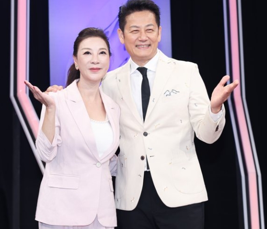 世紀大和解！嗆聲徐乃麟後「楊繡惠首度同台」愛的抱抱　他坦言介意「見面都不敢」