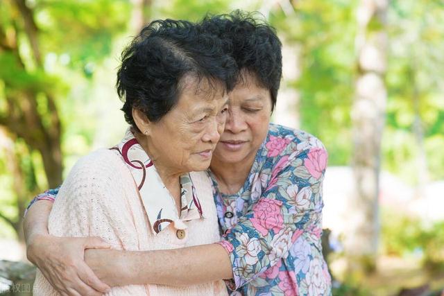 女兒是獨生女一直備受寵愛！她打來「哭說女婿出軌」　陪她去抓姦「看到女婿出軌對象」我賞女兒一巴掌