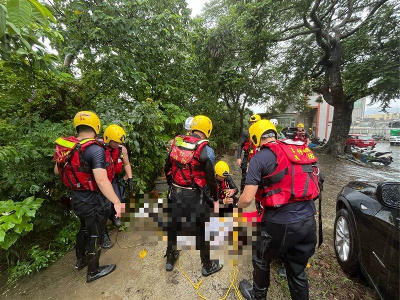 新竹真的被滅村了？BMW遭洪水一口吞沒，49歲女逃不出車內慘死…