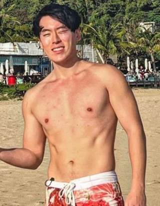 台灣綜藝咖！25歲男星「昏迷指數剩3」插管病況曝光，媽病床旁輕喚：快點醒來