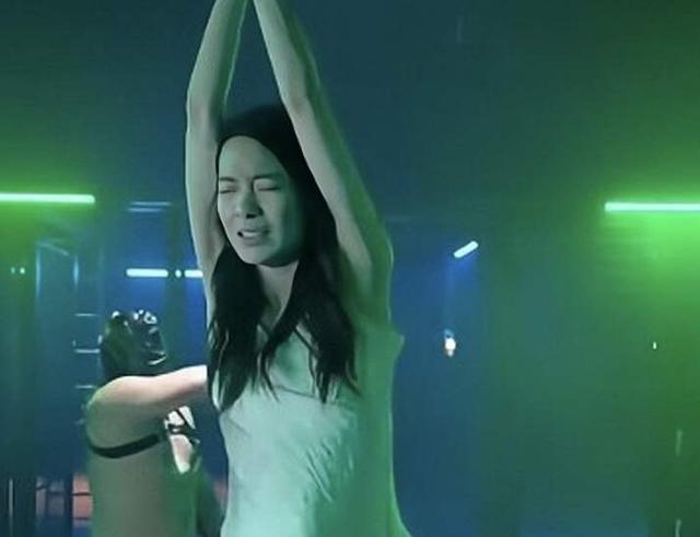 全新港劇閱讀量破億!香港知名女星犧牲大,被吊著虐打場面震撼