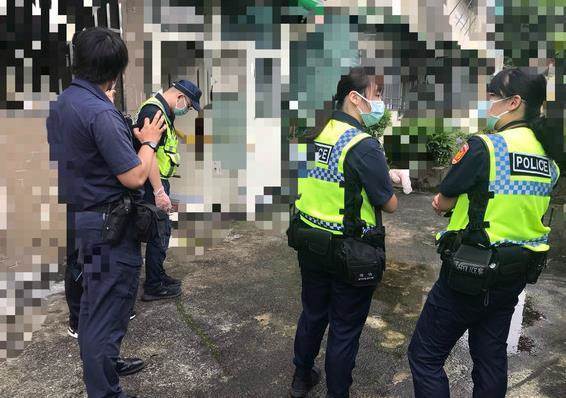 基隆房客欠租沒繳「飄腐臭」警破門見「夫妻擁抱赴黃泉」，網歎：走上這條路該有多絕望啊！