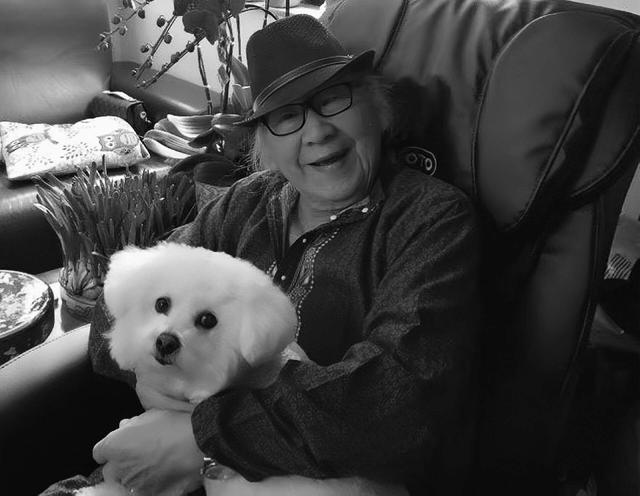 突傳死訊!香港知名老戲骨在睡夢中離世,去年100歲生日四代同堂