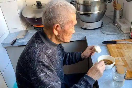 醫生再三提醒：上了年紀，寧願早飯只干吃饅頭，也盡量少碰這三物