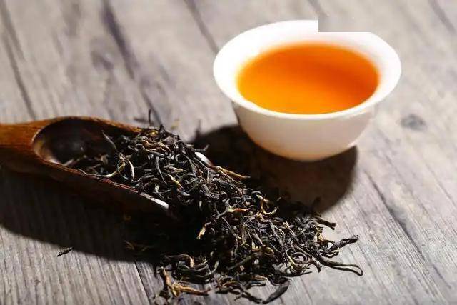 綠茶、紅茶、黑茶、烏龍茶，哪種養生？醫生：這 3 種茶儘量少喝！