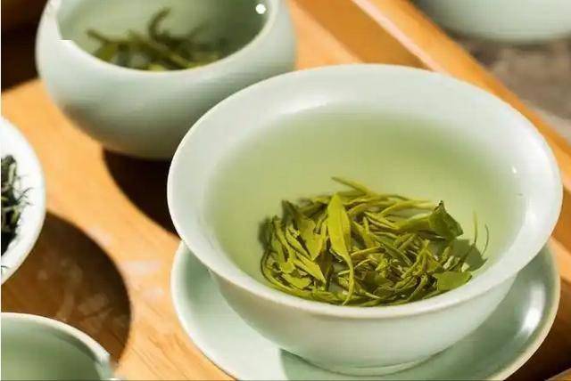 綠茶、紅茶、黑茶、烏龍茶，哪種養生？醫生：這 3 種茶儘量少喝！