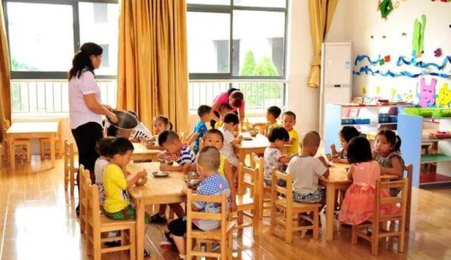 幼稚園放學回家！3歲女兒總緊握褲子說「不能尿尿」 寶媽不解「幫她脫下褲子」後整個人崩潰