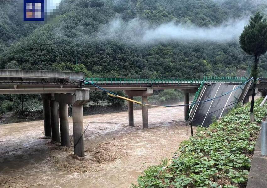 快訊／大橋發生恐怖坍塌！橋身斷裂墜河「釀11人身亡」…目前搜救狀況曝光