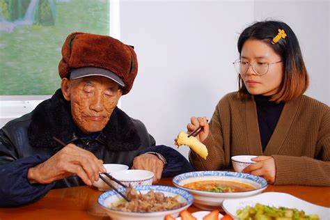 帶百萬去女兒家養老,睡到半夜去洗手間時,意外聽到女兒的話