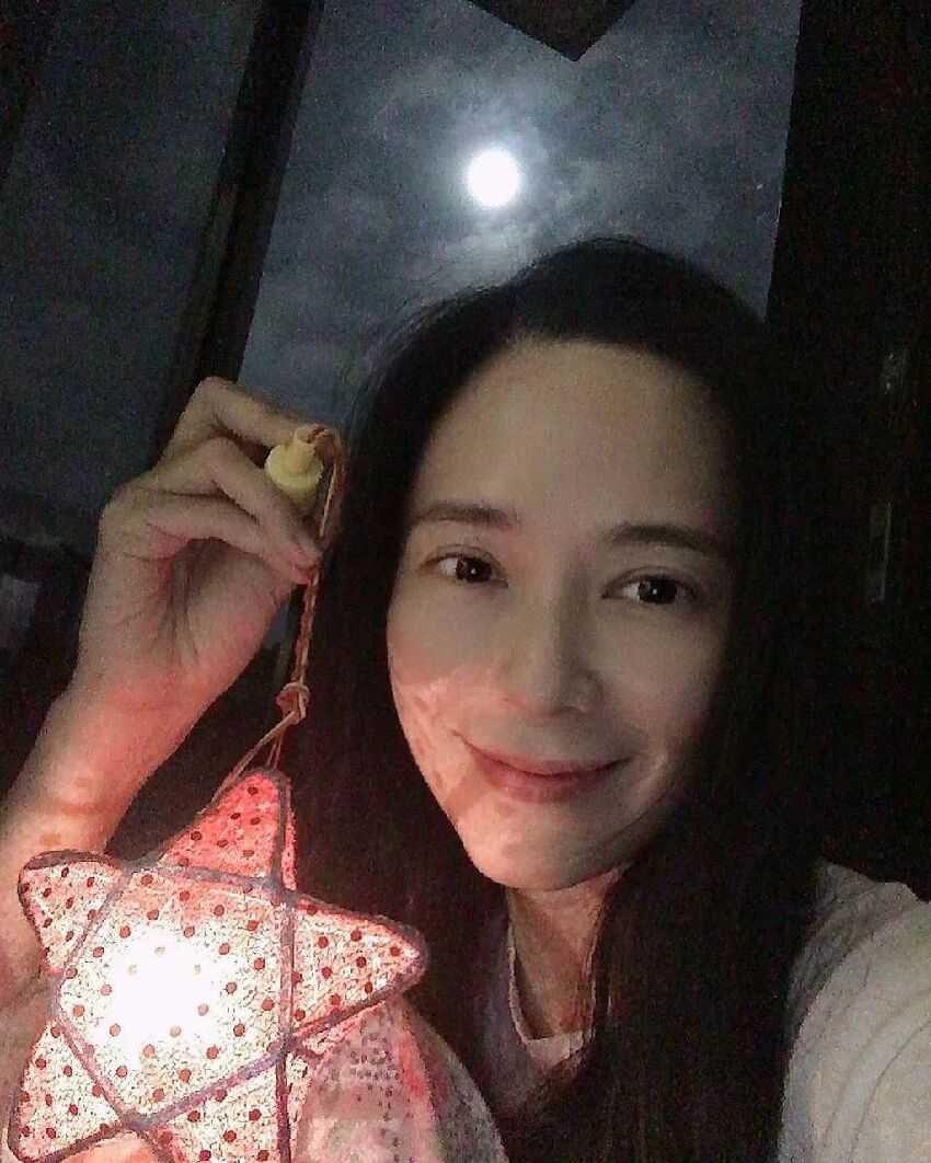 前TVB花旦50歲生日晒恩愛，與老公結婚曾不被看好，稱不擔心對方搞外遇