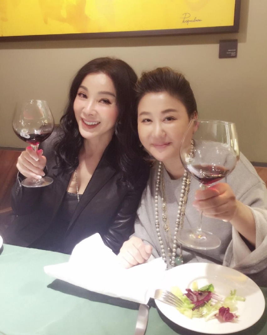 婚宴重逢老友!陳美鳳「驚喜同框瓊瑤小生」感情超熱絡 趙樹海「鬢角斑白」淡出近況曝