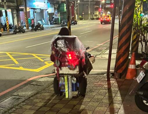 女博士淩晨點外賣，外賣員送到後發來訊息：「千萬別開門！」第二天她打開門後當場愣在原地！