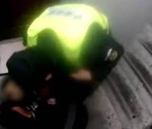 女博士淩晨點外賣，外賣員送到後發來訊息：「千萬別開門！」第二天她打開門後當場愣在原地！