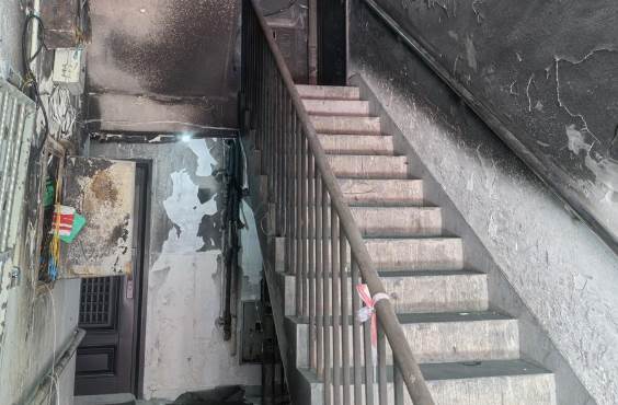 女博士淩晨點外賣，外賣員送到後發來訊息：「千萬別開門！」第二天她打開門後當場愣在原地！