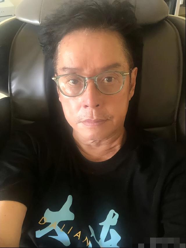 74歲譚詠麟大病過後首現身！包裹嚴實穿羽絨保暖，面青唇白惹擔憂