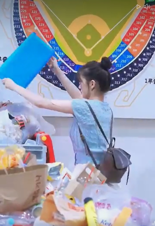 正妹手捧「垃圾山」竟是李珠珢!滿到炸出來險遮臉…台粉心疼:我幫你倒