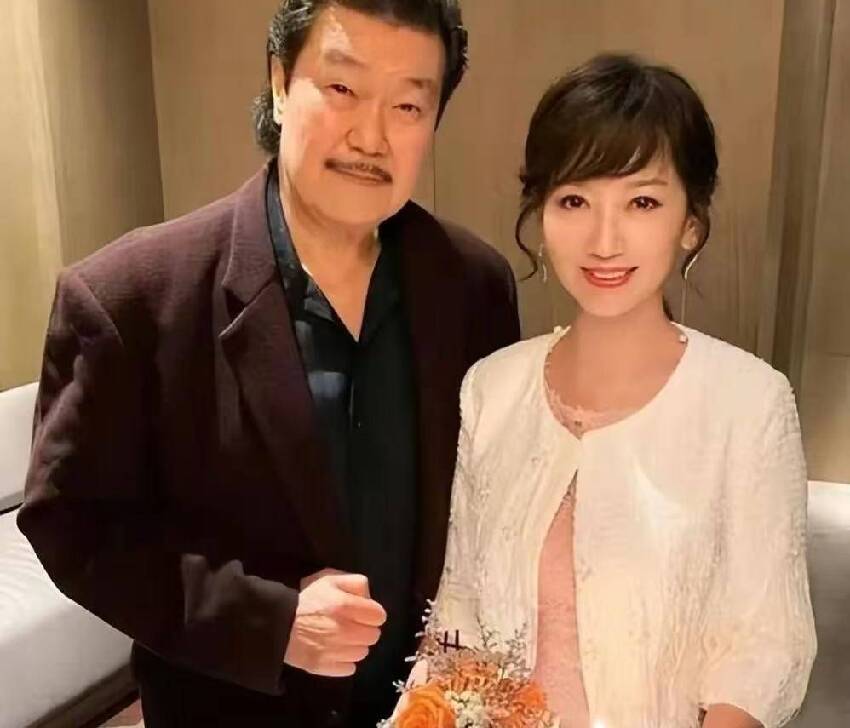 趙雅芝的三個兒子,長子次子年近5旬,三兒子長相帥氣,跟她很像