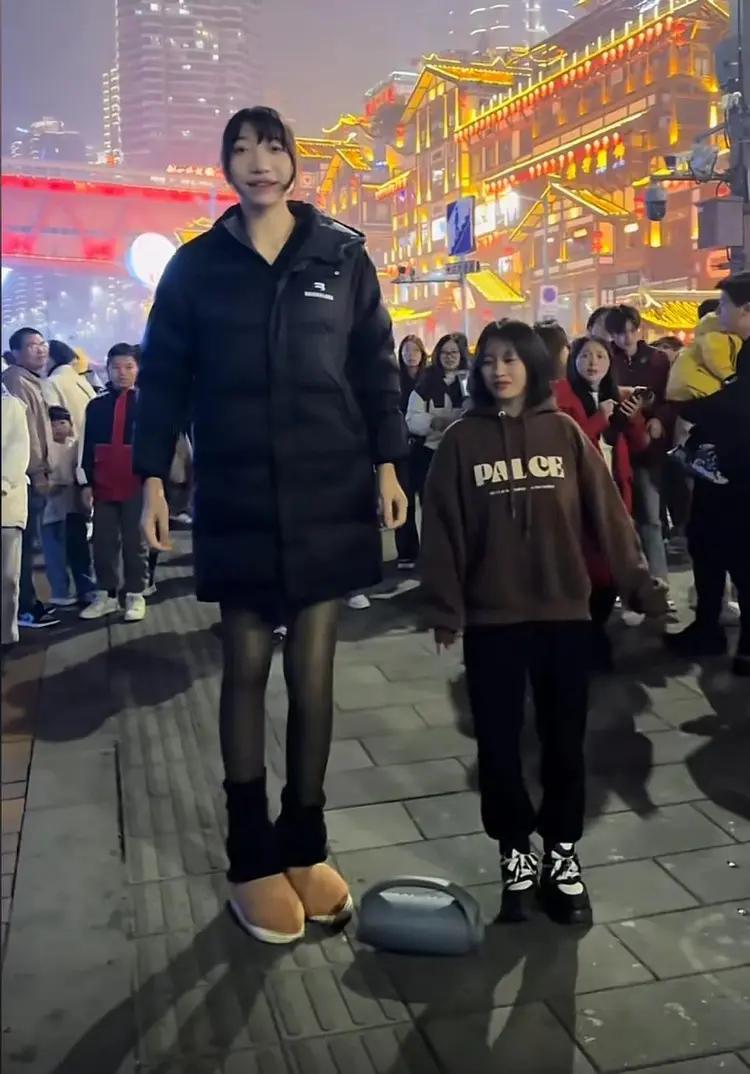 身高210公分！女巨人「與168cm少年未婚懷孕」　寶寶出生後「竟然變一個人」
