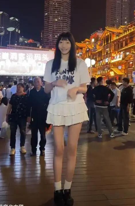 身高210公分！女巨人「與168cm少年未婚懷孕」　寶寶出生後「竟然變一個人」