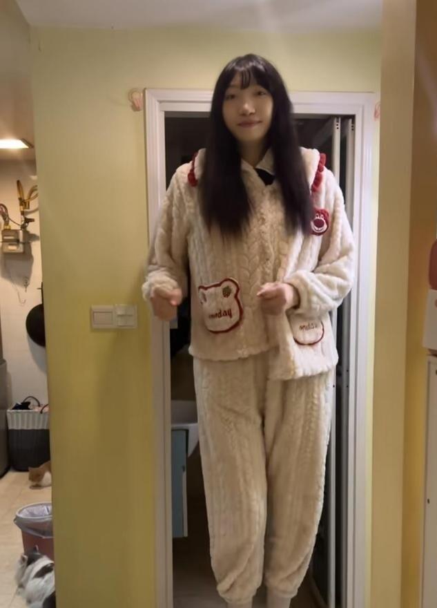 身高210公分！女巨人「與168cm少年未婚懷孕」　寶寶出生後「竟然變一個人」